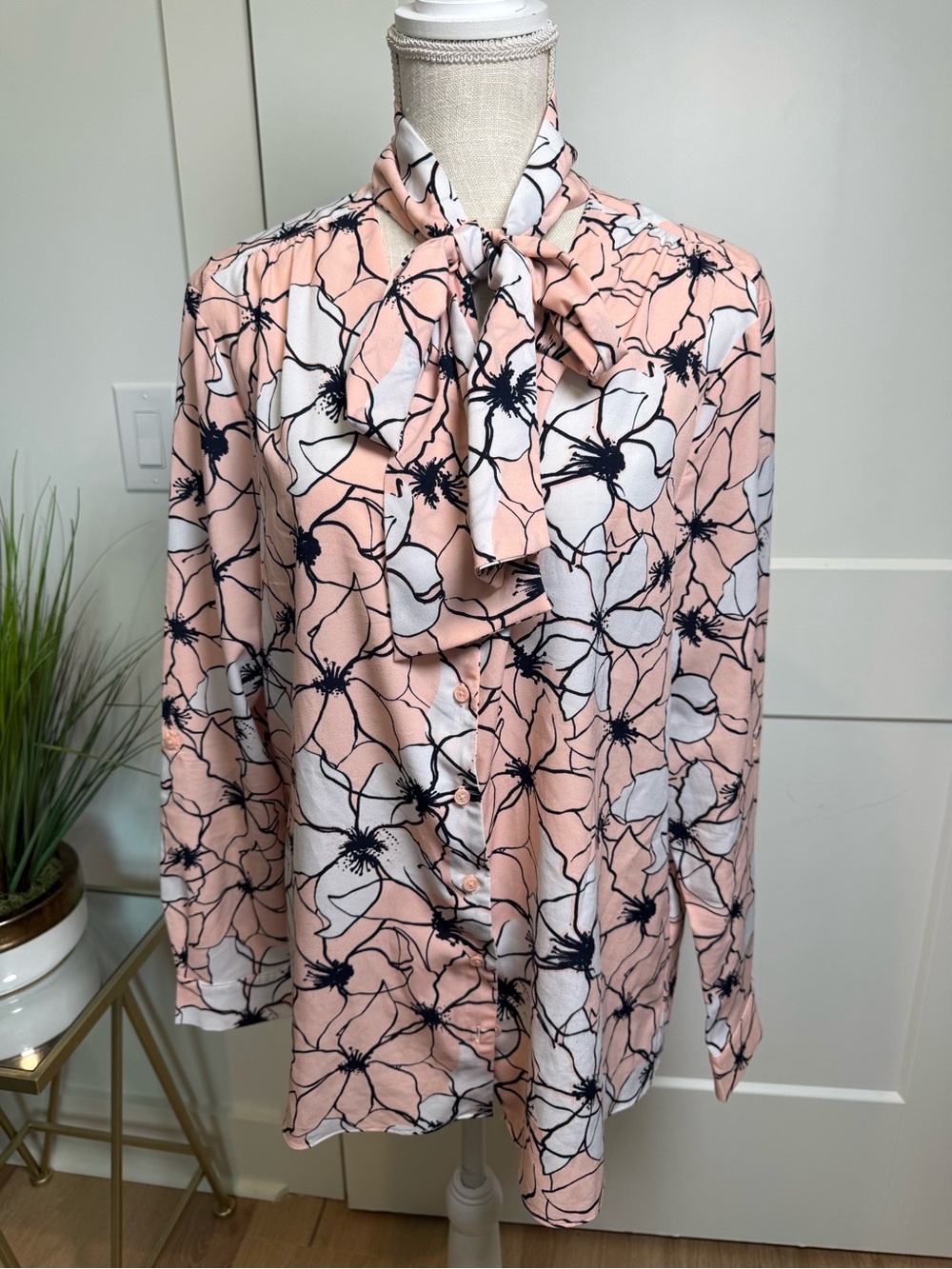 Banana Republic Floral Tie-Neck Blouse XL Pink White Navy Long Sleeve